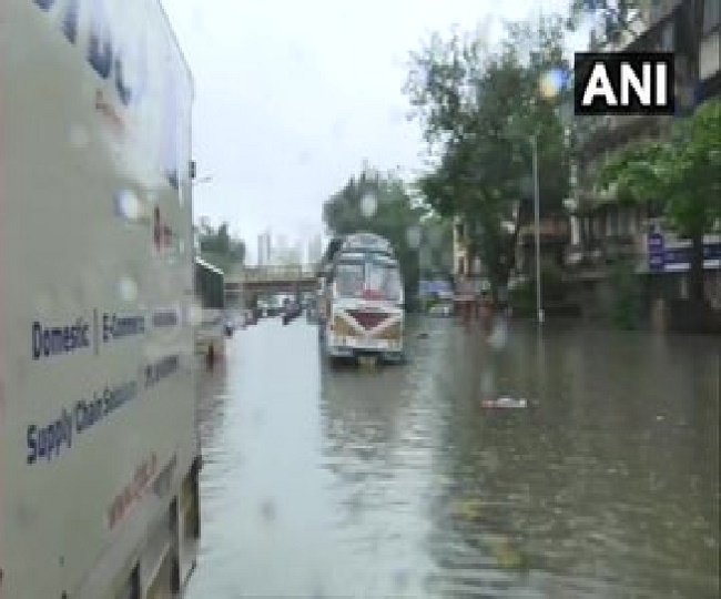 सड़कों पर पानी से यातायात भी प्रभावित